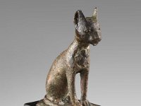 Aeg B 3  Aeg B 3, Angeblich Sais, 18. Dynastie bis römische Zeit, Katze, Bronze, H 9,2 cm, B 4,0 cm, T 7,6 cm : Bestandskatalog Ägypten, Museumsfoto: Claus Cordes
